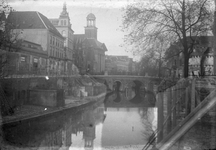 812323 Gezicht op de Viebrug over de Oudegracht te Utrecht.
